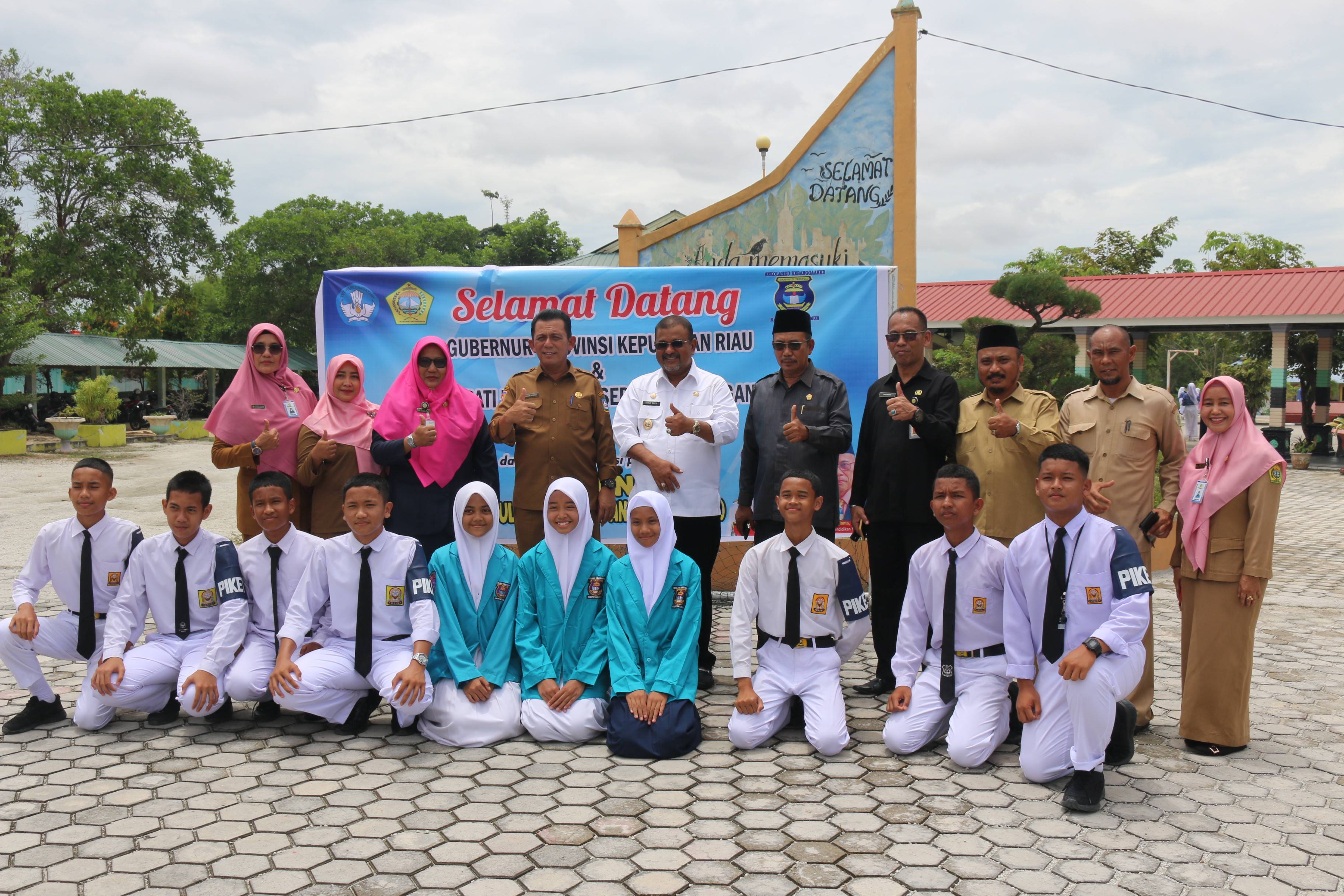 KETUA DPRD KABUPATEN KARIMUN MENDAMPINGI GUBERNUR KEPRI DAN BUPATI KARIMUN DALAM RANGKA KEGIATAN VAKNISASI RUBELA DI SEKOLAH