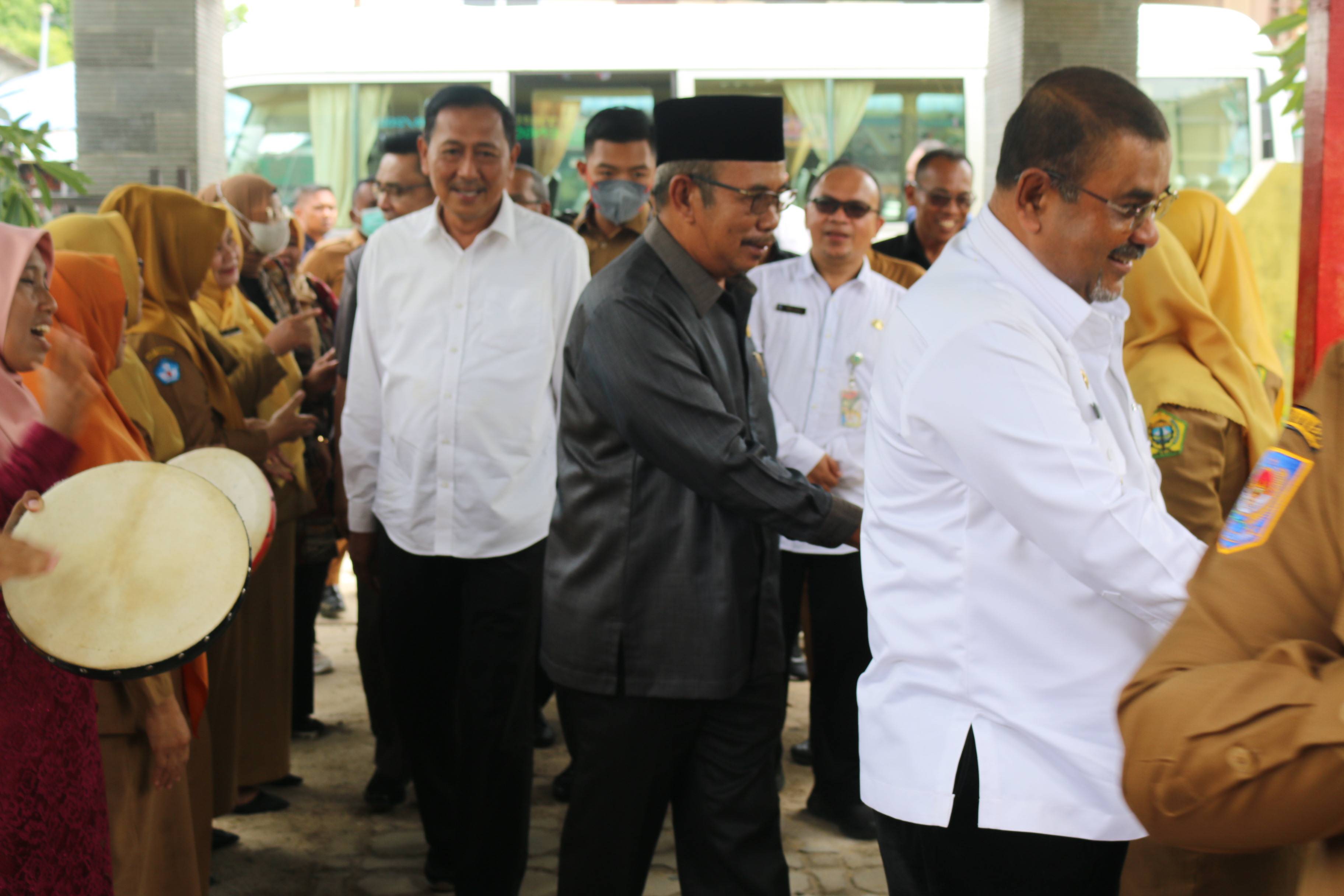 KETUA DPRD KABUPATEN KARIMUN MENDAMPINGI GUBERNUR KEPRI DAN BUPATI KARIMUN DALAM RANGKA KEGIATAN VAKNISASI RUBELA DI SEKOLAH