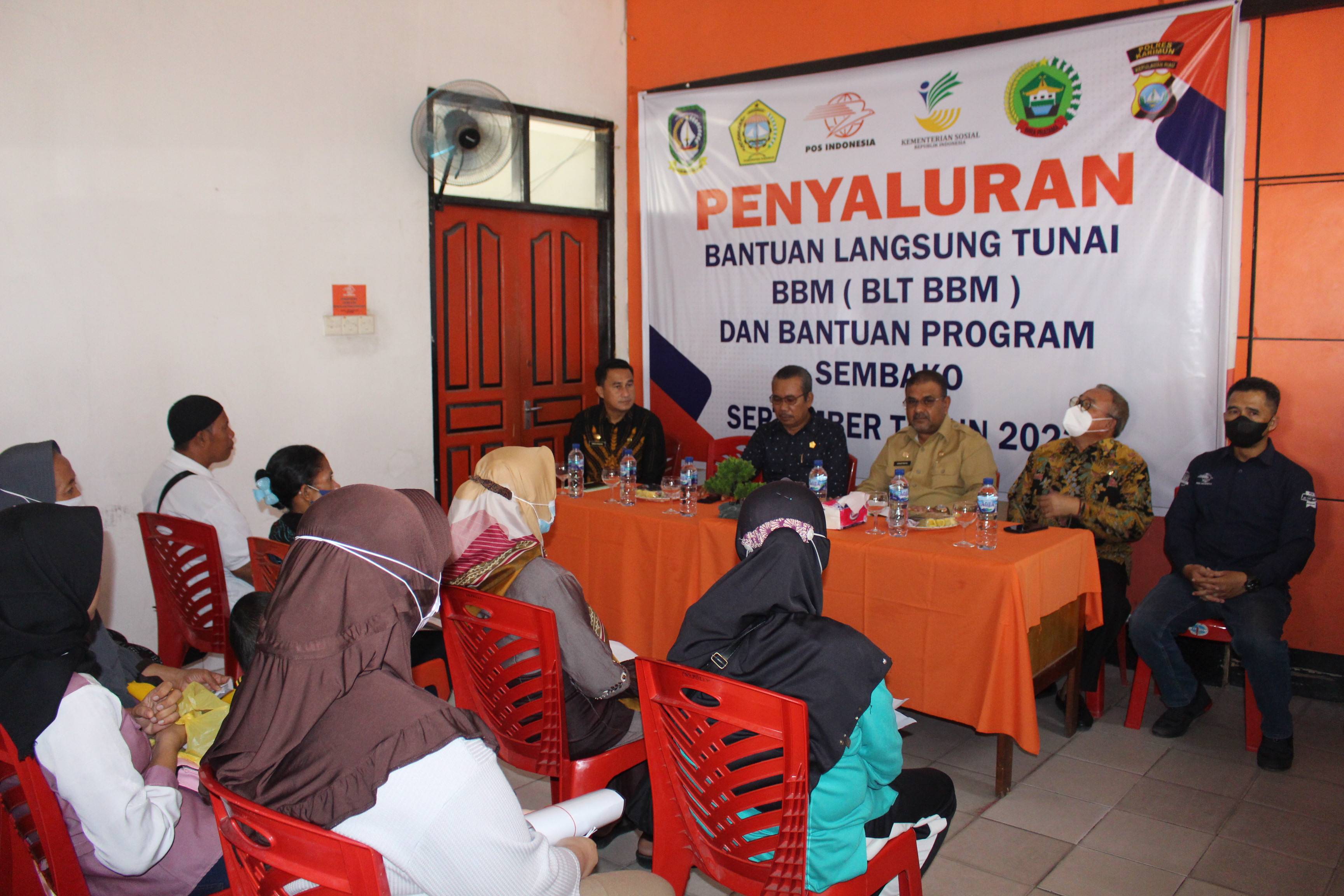 PENYALURAN BANTUAN LANGSUNG TUNAI BBM (BLT BBM) DAN BANTUAN PROGRAM SEMBAKO